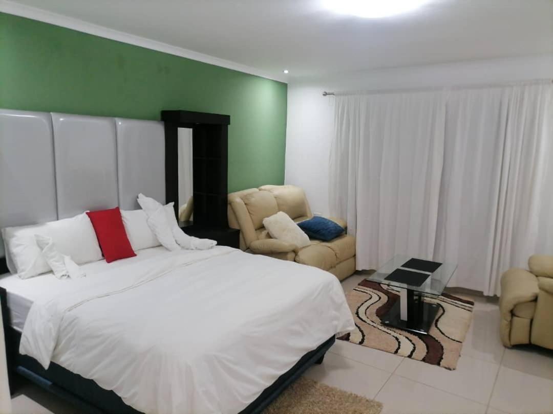 Opuwo Royal Guesthouse מראה חיצוני תמונה